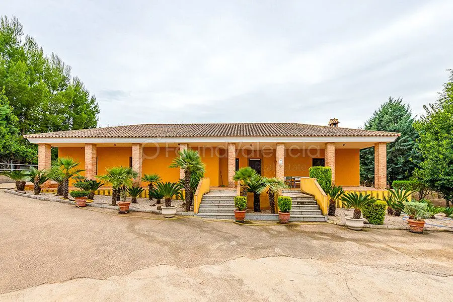 Country house built in 2005 with a plot of 15,000m2.