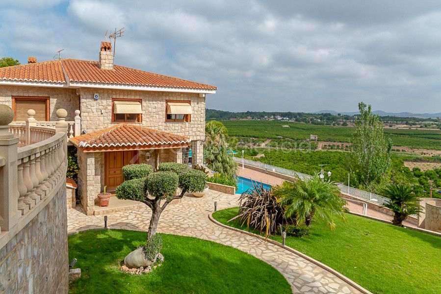 An immaculately presented large property with exceptional views in Valencia
