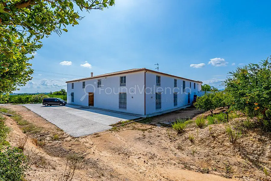 Spectacular farmhouse for sale 20 minutes from Valencia City