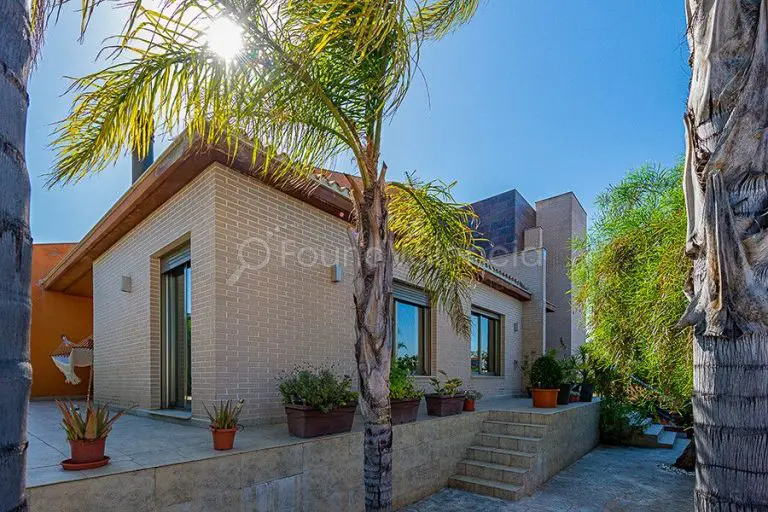 Modern villa in Alcudia Valencia with services closeby