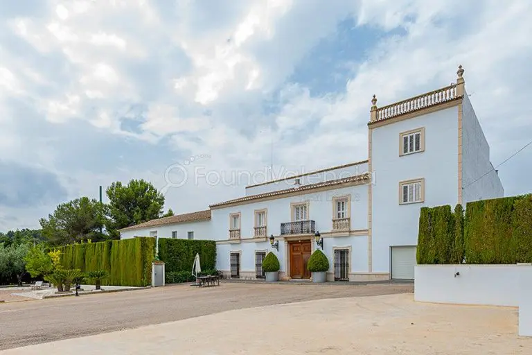 Very historic farmhouse in Chiva, Valencia