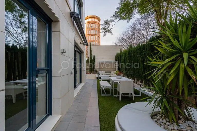 Exclusive Valencia corner ground floor duplex apartment