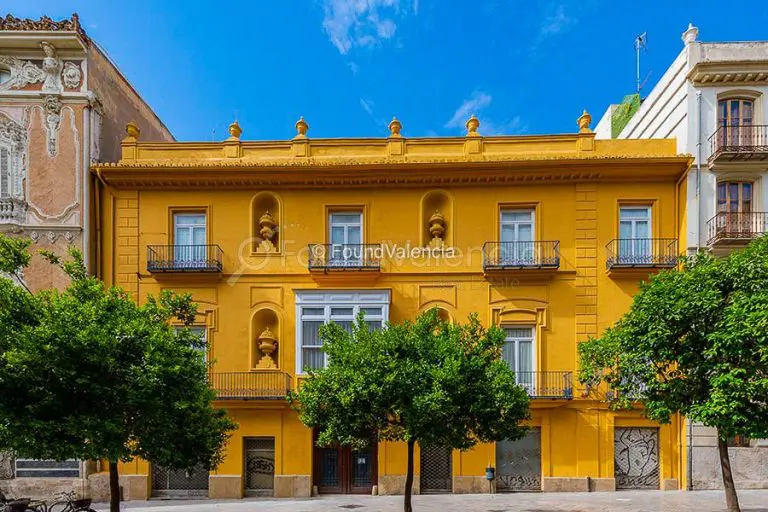 Building situated in San Francesc Valencia on sale