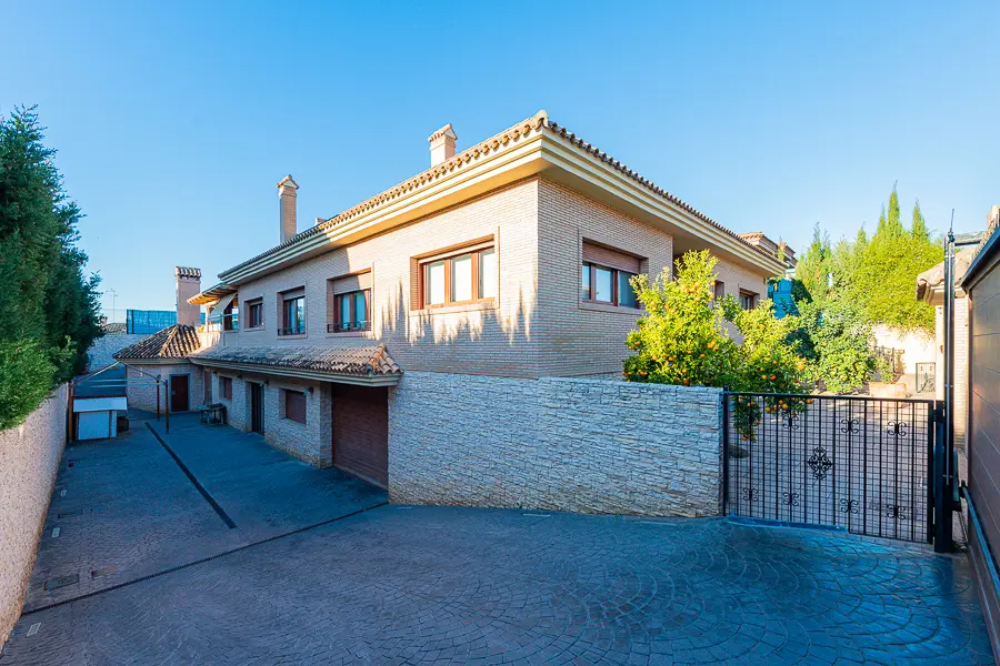 Incredible home, Large property beside La Eliana town Valencia