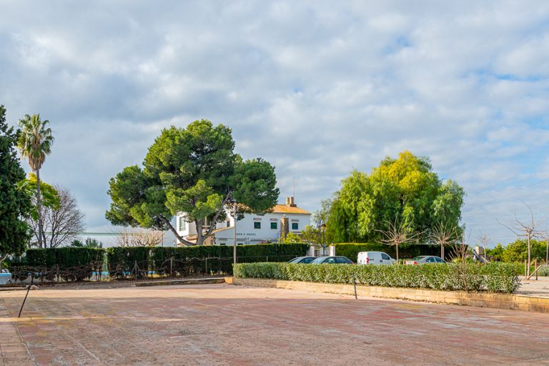 Unique estate in Valencia for sale with business transfer