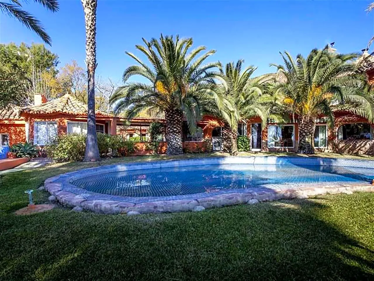 Impressive property with a main villa in the urbanisation of Los Monasterios