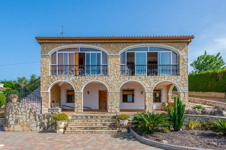 Villa with guest room and magnificent views