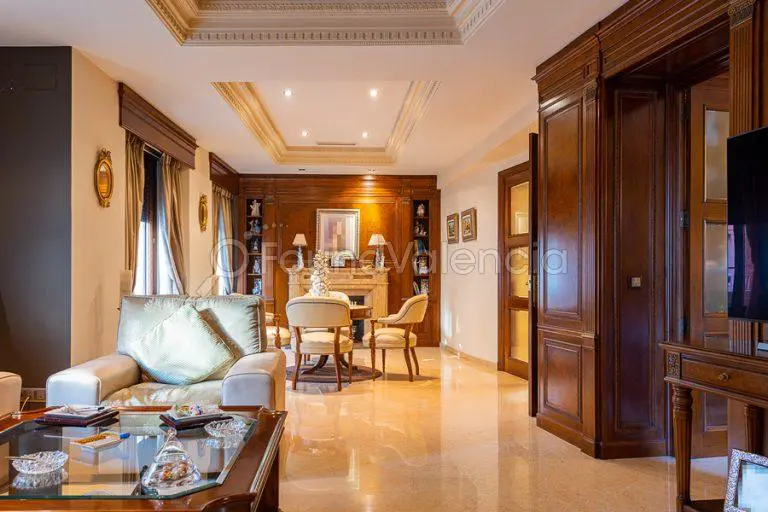 In Valencia city centre 332m2 luxury home