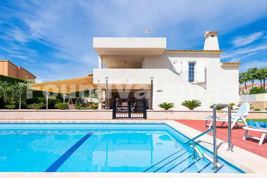 Luxurious property in one of the most sought-after beaches in Valencia