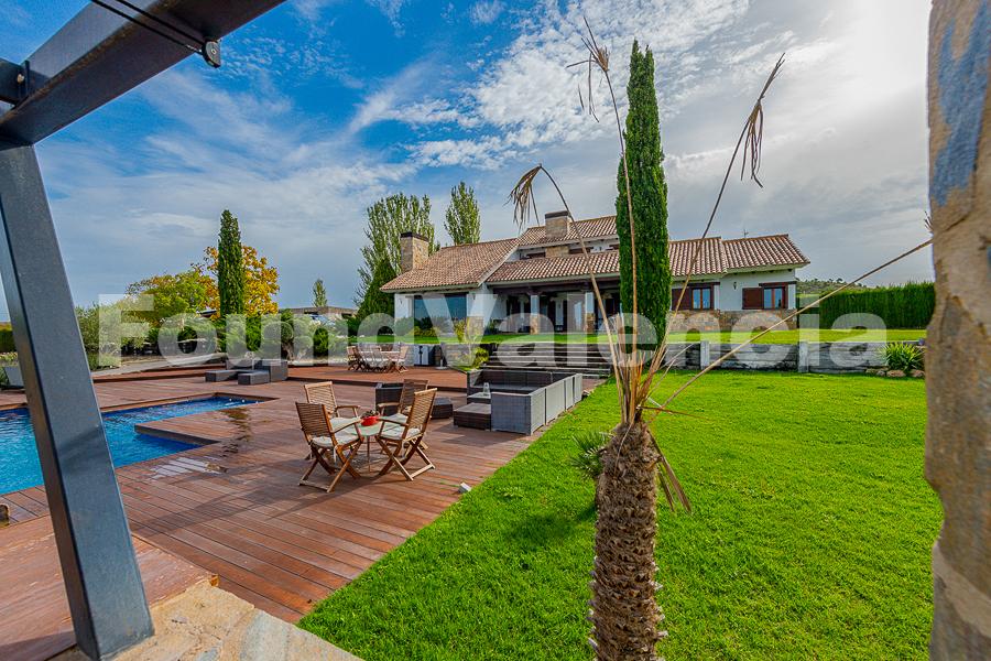 Viewing is highly recommended. private estate in Requena Valencia