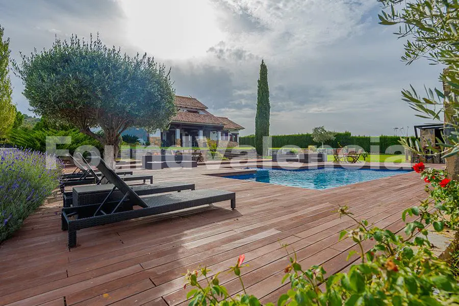 Viewing is highly recommended. private estate in Requena Valencia