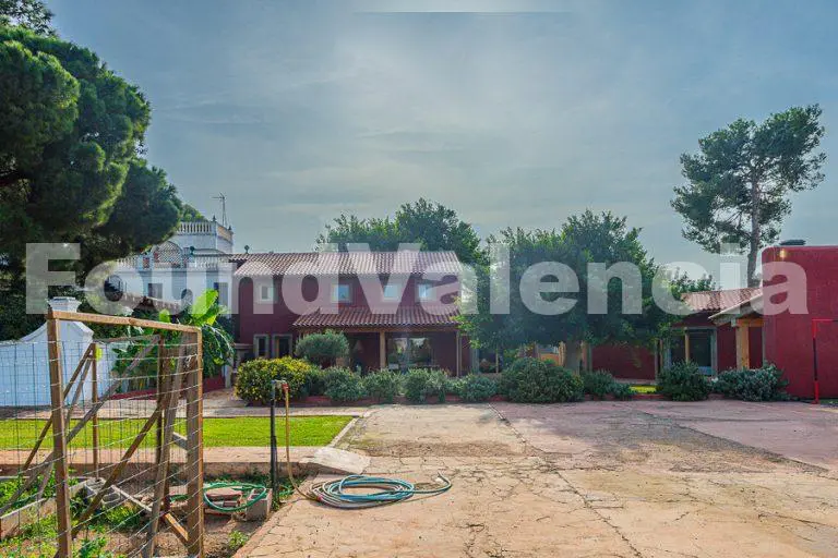 Exclusive country estateand business in Betera Valencia
