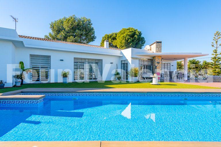 An outstanding home with breathtaking views,40 mins to Valencia.