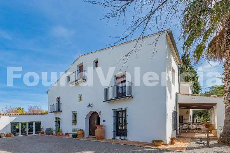 Fantastic Business Opportunity – Only 15 Minutes from Valencia!
