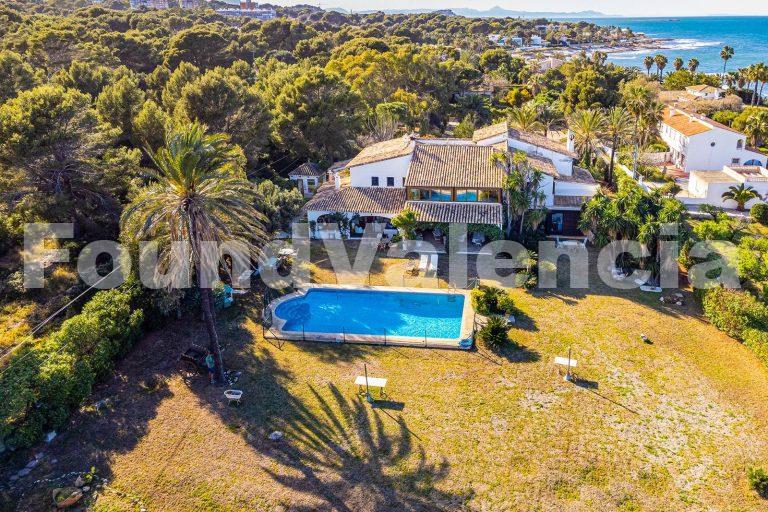 Luxury for sale in Denia beside the water.