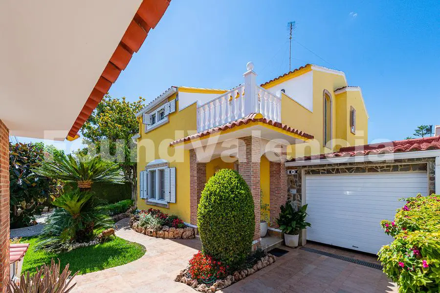 Spectacular independent house located 25 minutes from the center of Valencia.