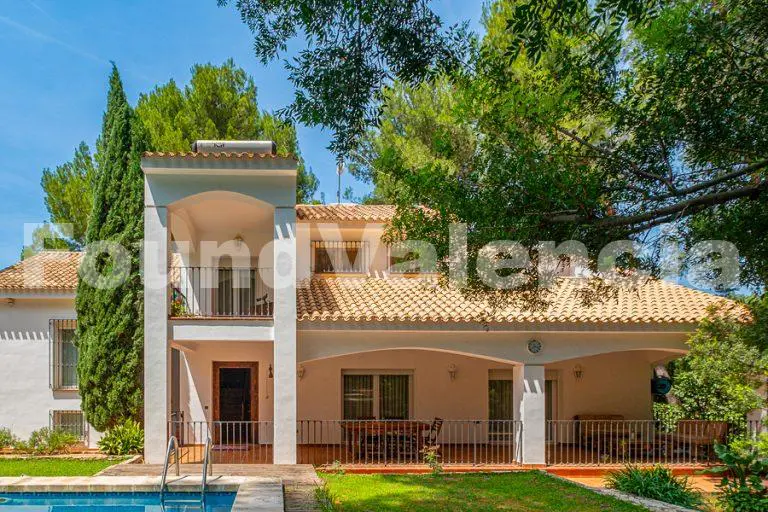Elegant Family Villa with Total Privacy and Double Plot