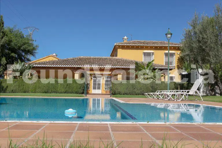 Charm, Space, and Opportunity in the Heart of Nature close to Valencia city