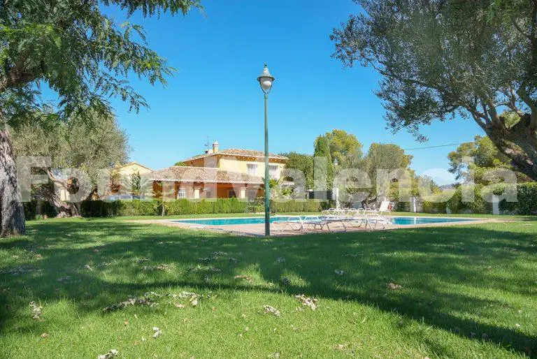 Splendid country house with swimming pool, stables, guesthouse and extensive land