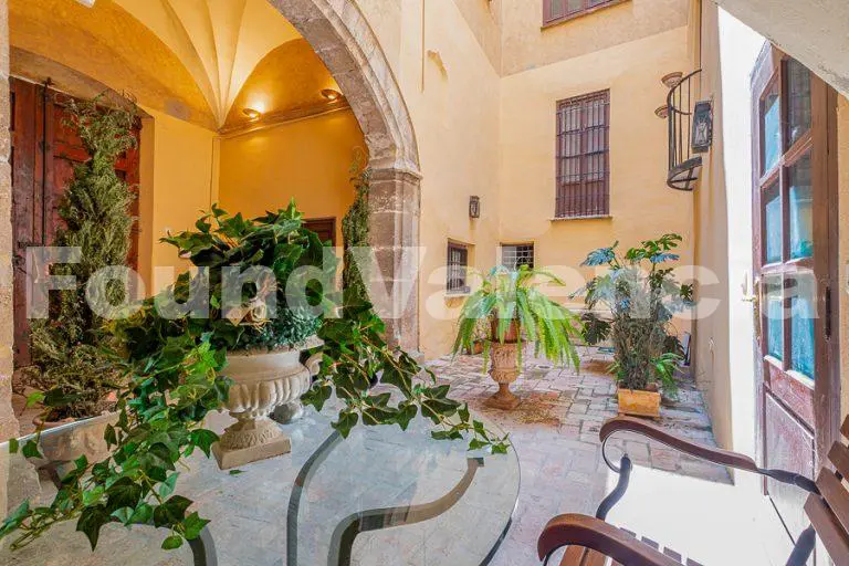 Unique 18th century mansion in the historic centre of Valencia