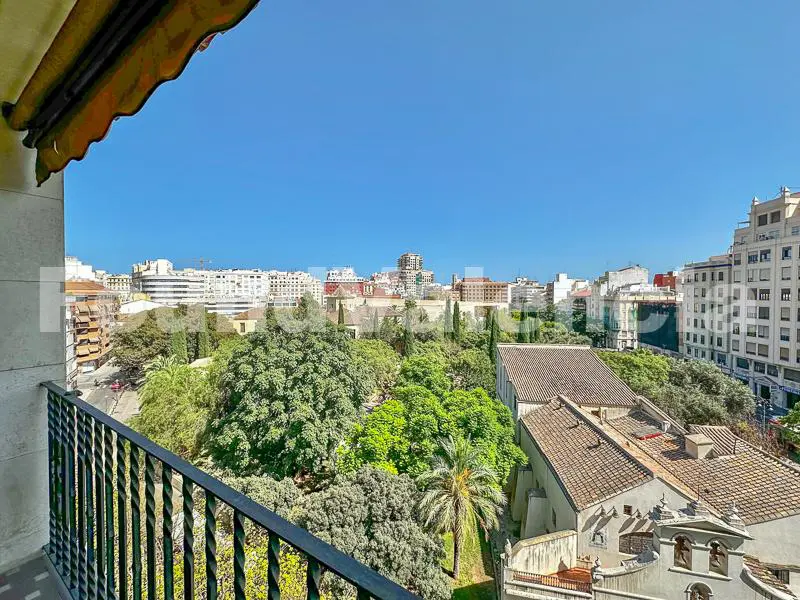 Spectacular Apartment for Renovation, with Views of Parque Hospital