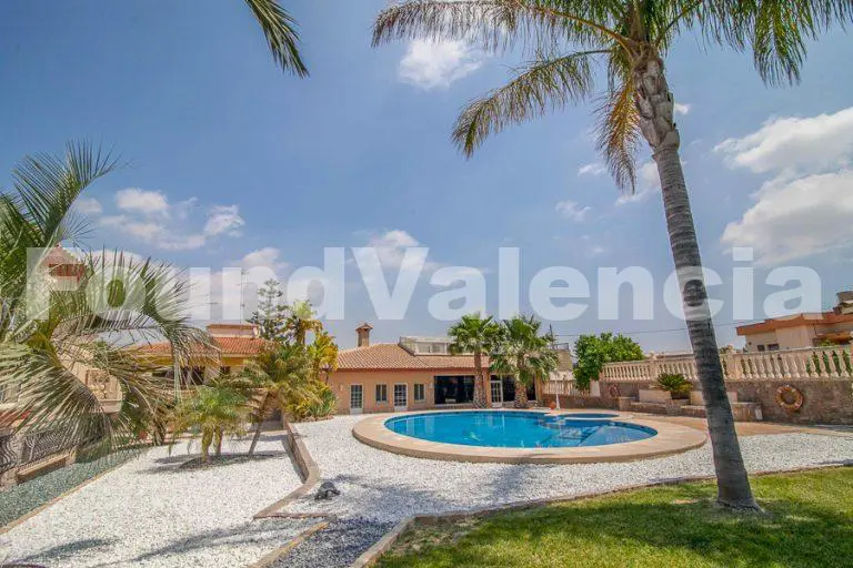 Large 600m2 Luxury home for sale, 25 minutes from Valencia city