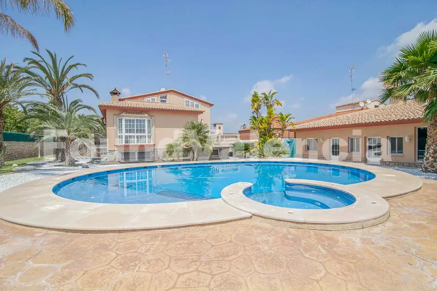 Large 600m2 Luxury home for sale, 25 minutes from Valencia city