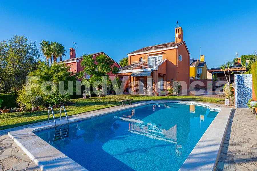 Charming detached villa located in the prestigious Colinas de San Antonio urbanization