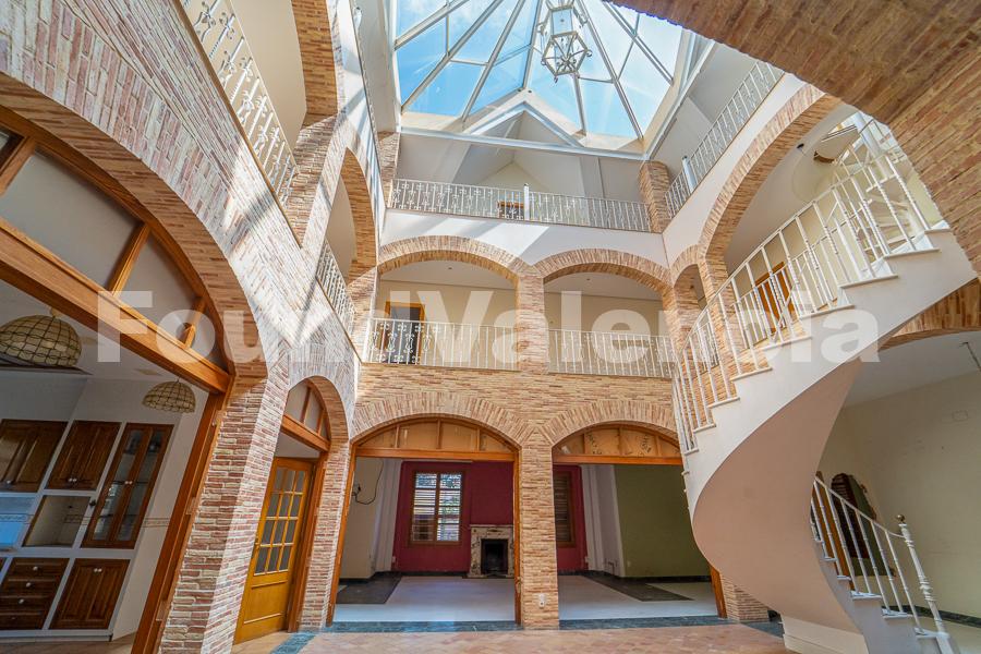 Detached Villa with Great Renovation Potential in Massarrojos