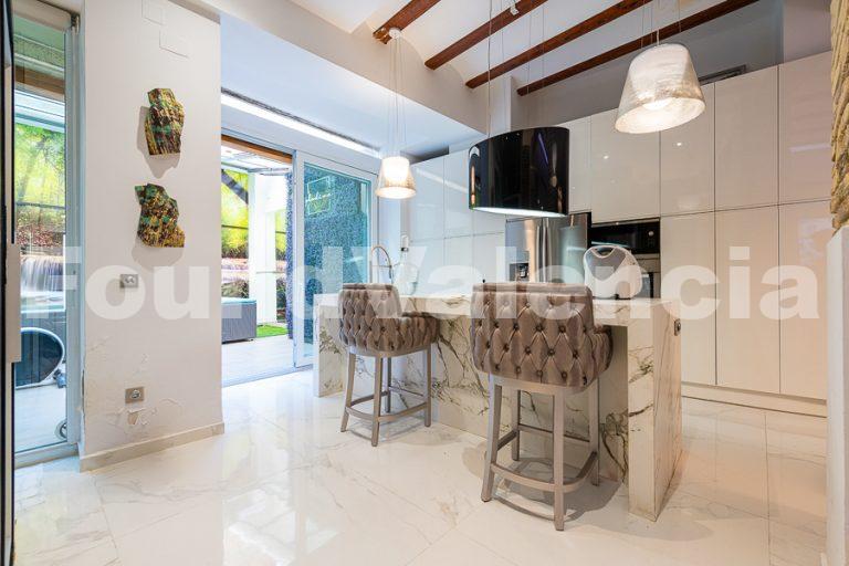 240m2,terrace and so much more in the Botánico Area