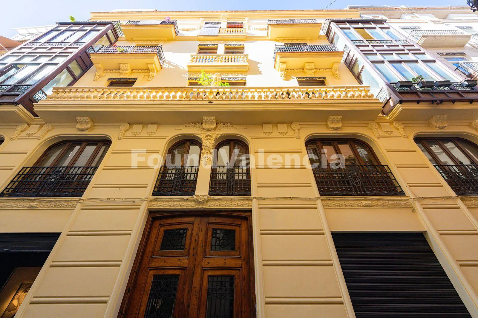 Property in a Manor Estate Steps Away from Plaza de la Reina