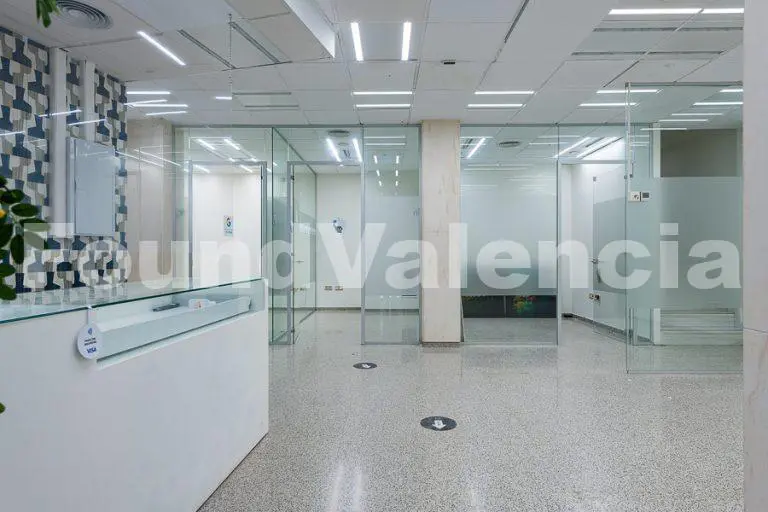 Investment Opportunity: Spacious Commercial Property in Valencia