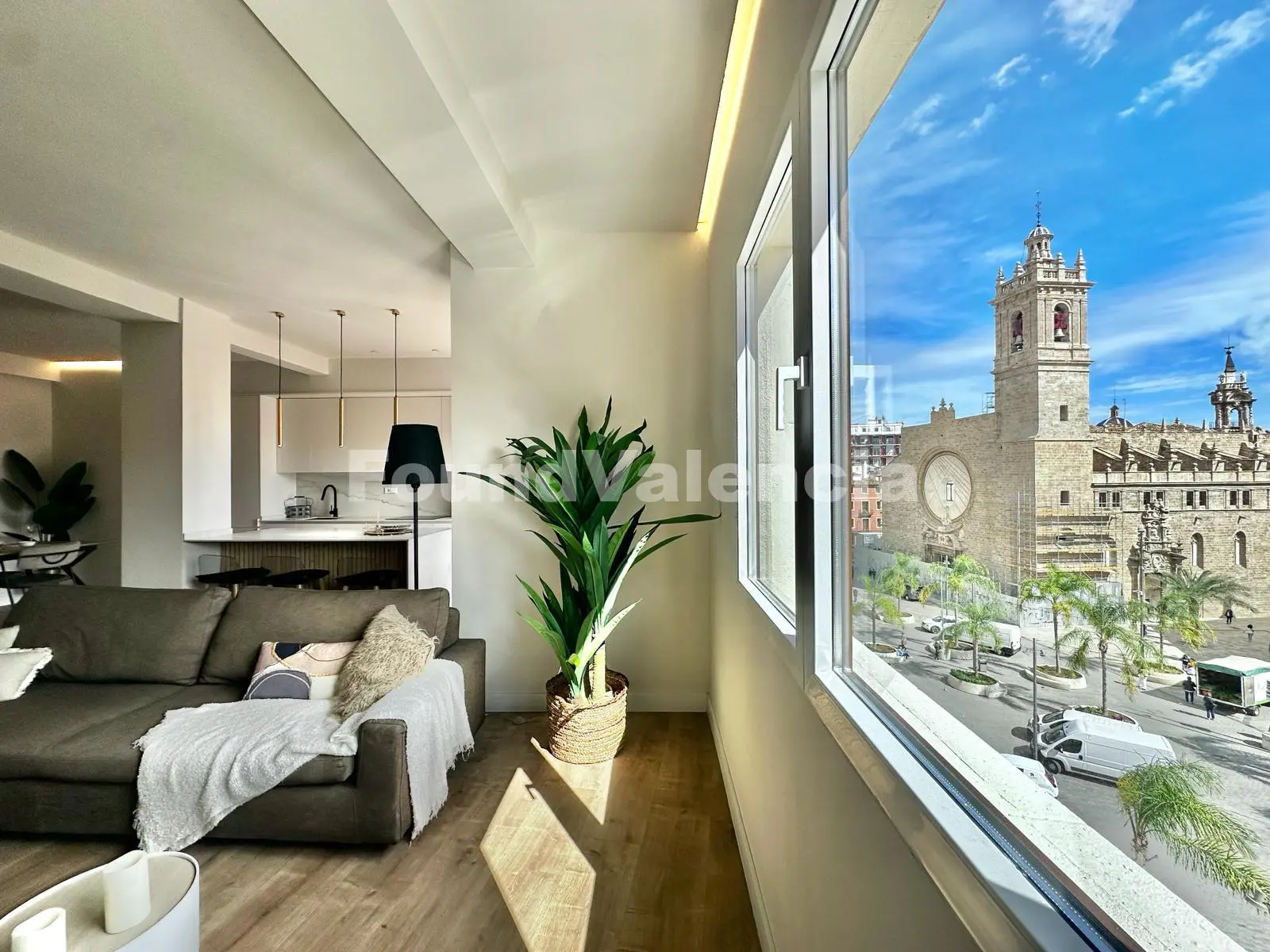 Newly Renovated Home with Views of the Central Market of Valencia