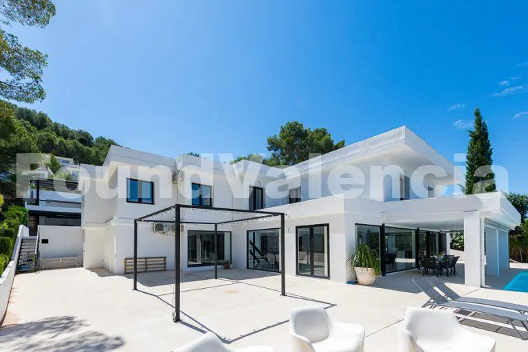 Luxury property 15 minutes from Valencia City.