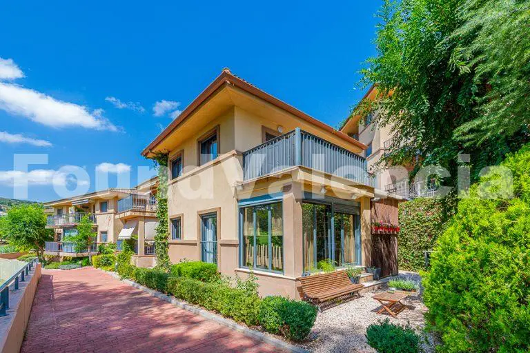 Family home looking over El Bosque Golf course Valencia