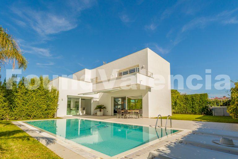 Spacious 4-Bedroom Home in Torre en Conill Valencia