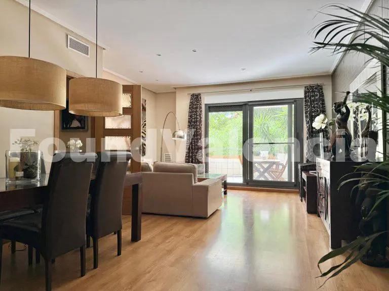 Spacious Ground Floor Apartment in La Patacona with Parking and Terraces