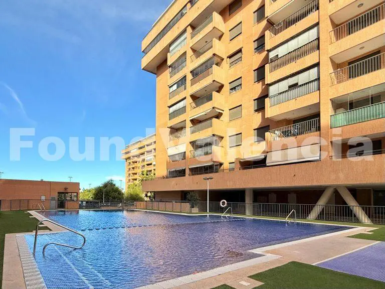 Spacious Ground Floor Apartment in La Patacona with Parking and Terraces