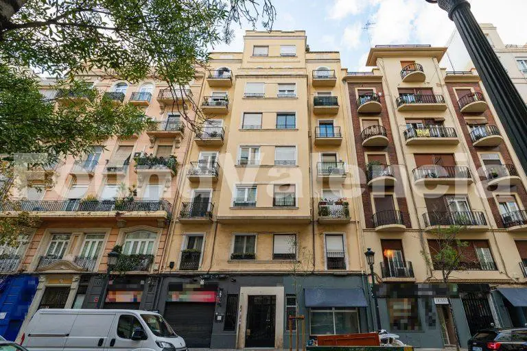 Bright, Charming Apartment Ready for Renovation in L’Eixample