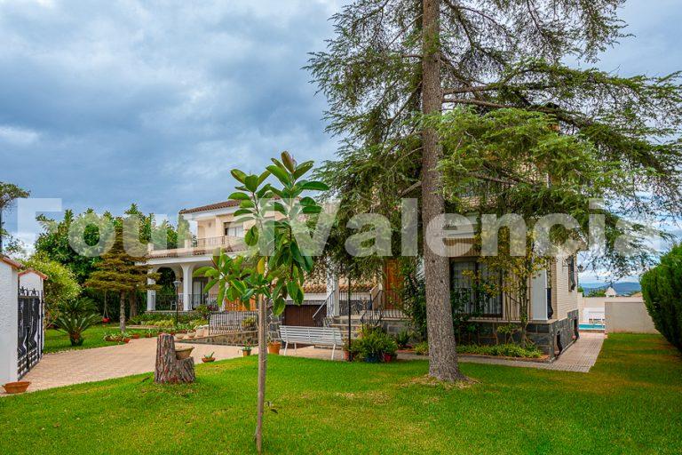 In La Eliana, two homes in one building on a spacious plot