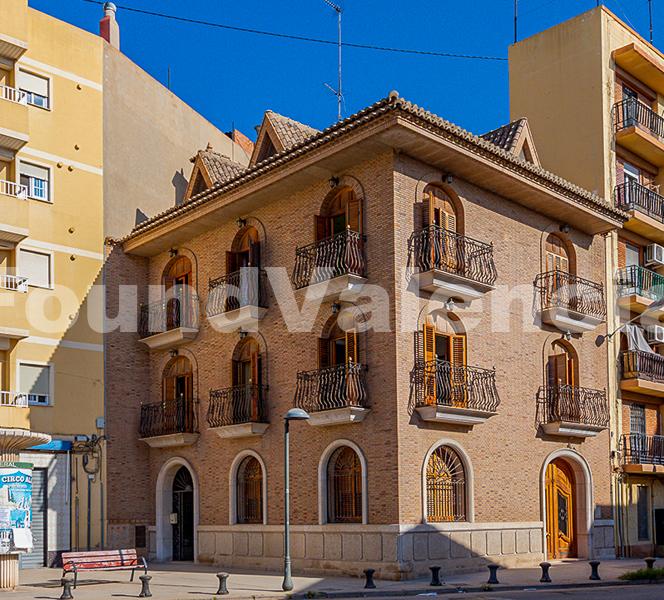 Exceptional Corner Building with Elevator in Castellar-Oliveral, Valencia