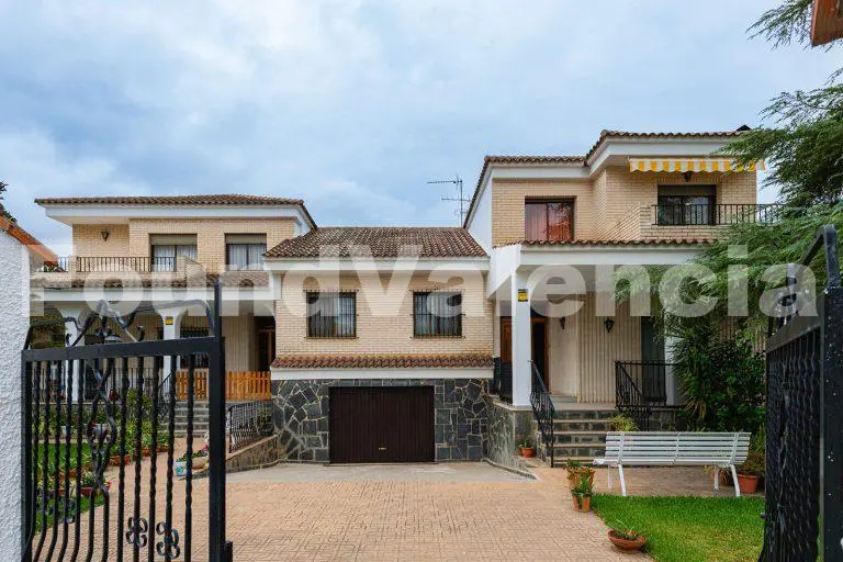 Two Homes in One: Villa with Pool and Spacious Garden