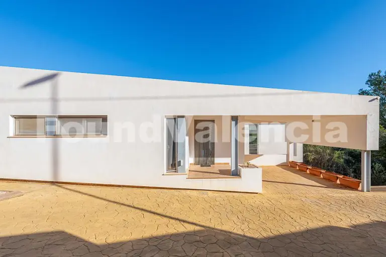 Exclusive Turnkey Home with Stunning Views in San Cristóbal, Alberic