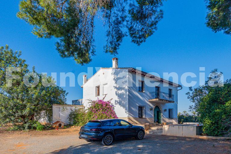 Productive 300-Hanegada Agricultural Estate Near Valencia