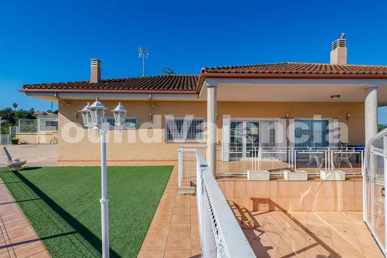 Situated in the gated urbanisation of San Cristóbal in the locality of Alberic, Valencia.