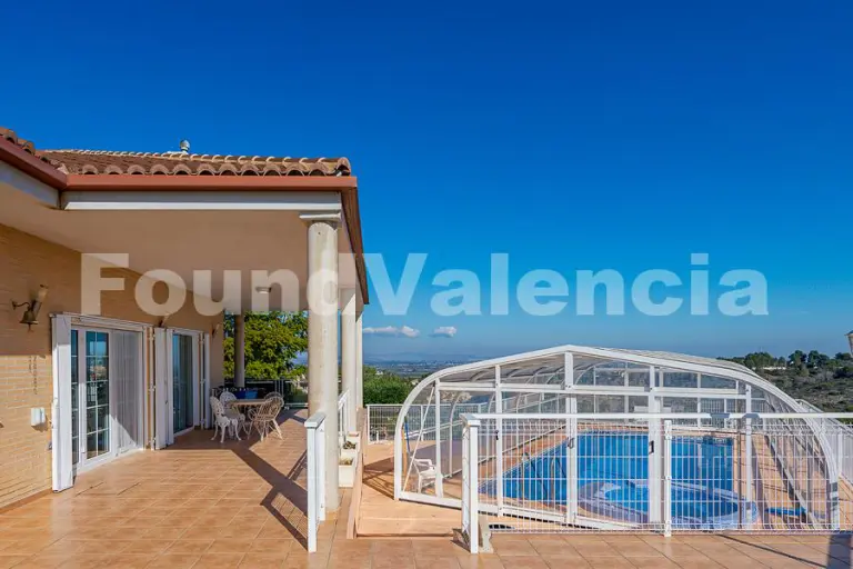 Situated in the gated urbanisation of San Cristóbal in the locality of Alberic, Valencia.