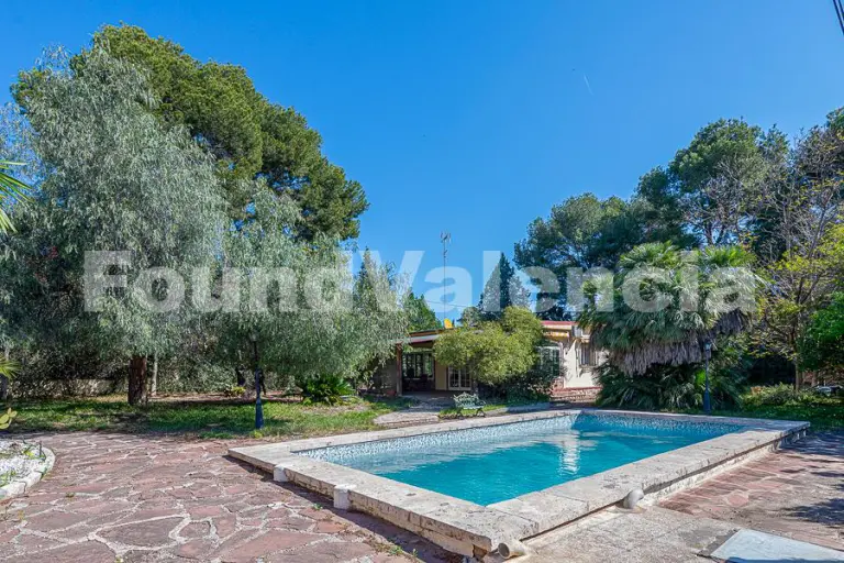 Opportunity in La Cañada – Corner Plot of Over 1,400 m²