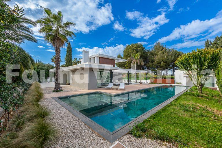 Property next to the Mediterranean Sea in the beautiful Las Rotas area of Denia