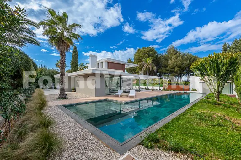 Property next to the Mediterranean Sea in the beautiful Las Rotas area of Denia