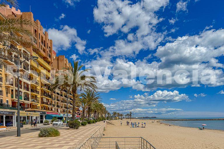 Exclusive Penthouse in Port Saplaya, Valencia – Stunning Marina and Mountain Views